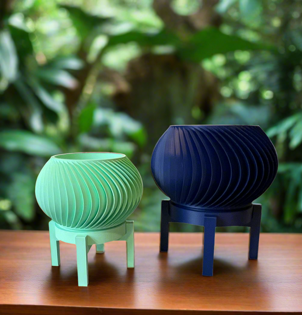 Twist & Thrive Planter with Drip Tray Stand